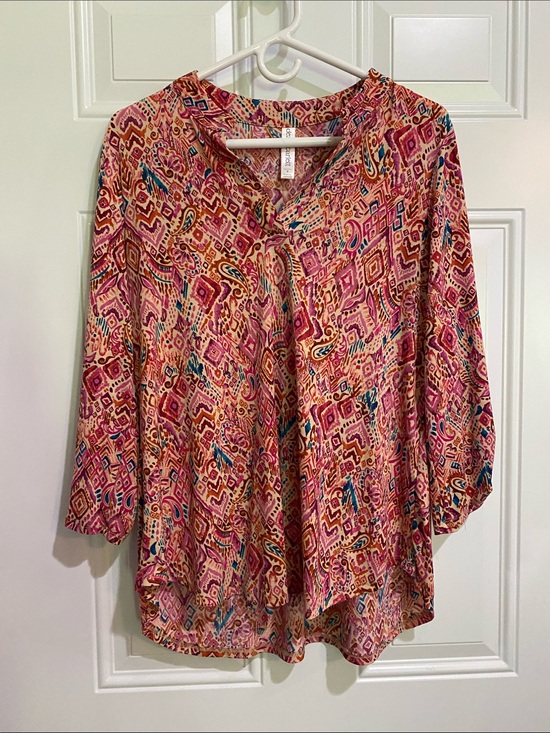 Dear Scarlett Tops - Dear Scarlett Patterned Pink Geo-Print V-Neck Blouse with Three-Quarter Sleeves